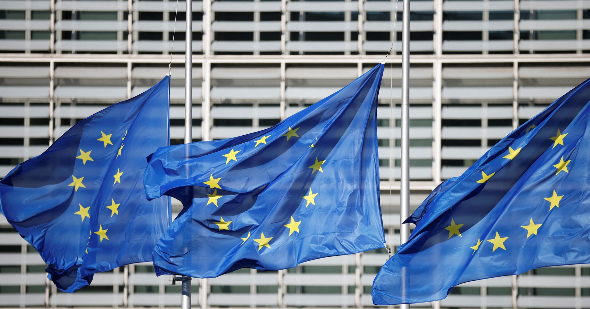 Featured image for EU Commission Plans Discussion on Broad Russia Sanctions Amid Ukrainian Conflict