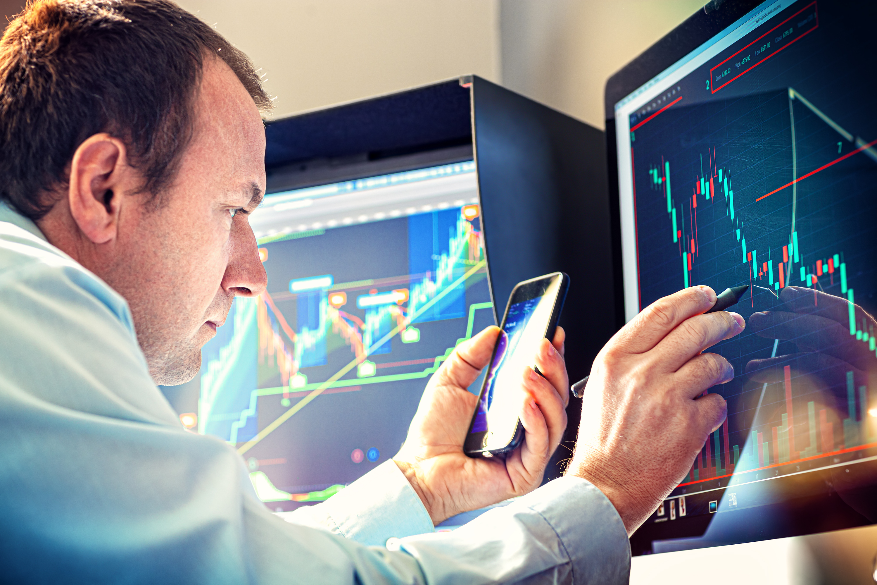"AI Stock Picks: Billionaires' Buying and Selling Trends Revealed"