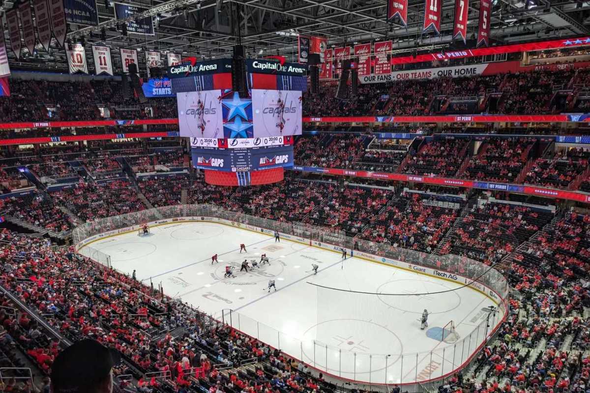 "Capitals Secure Playoff Spot with Win Over Lightning"