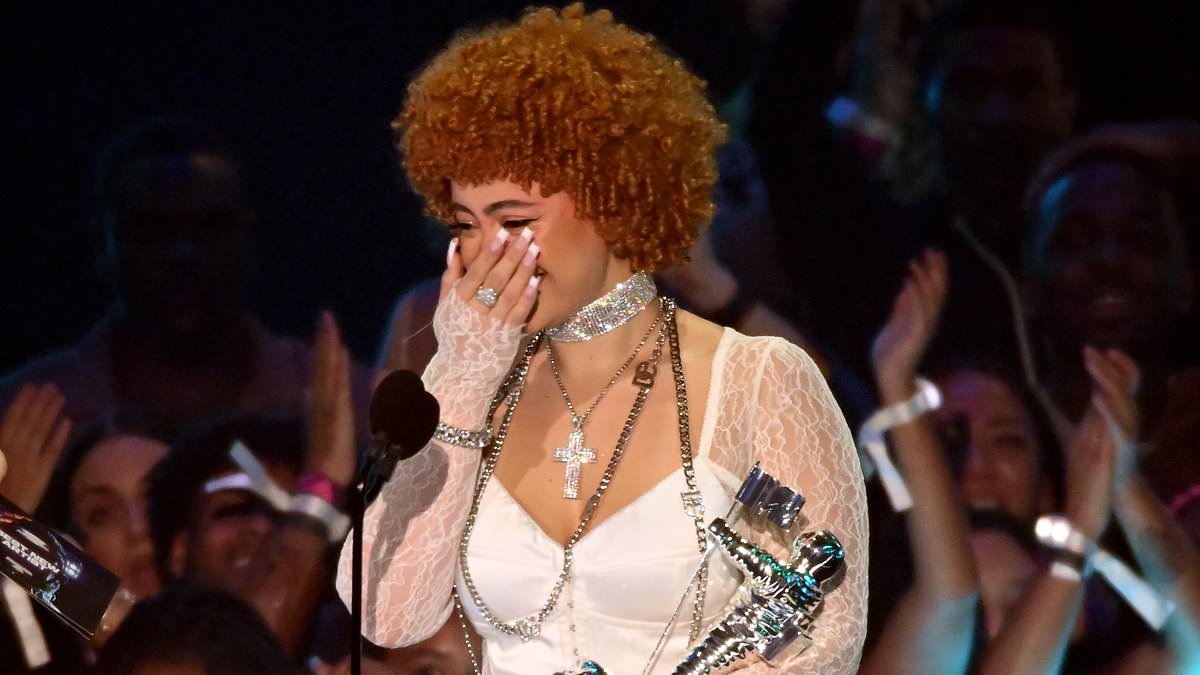Featured image for Ice Spice's Emotional Victory: Best New Artist at the 2023 VMAs