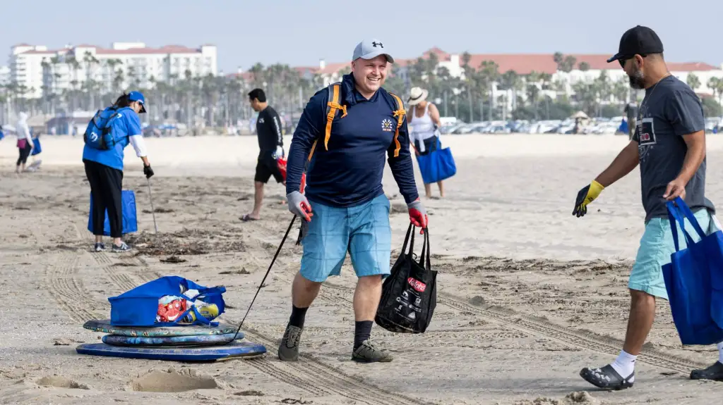 Featured image for Post-July 4th Cleanup: Volunteers Restore Beaches After Festivities