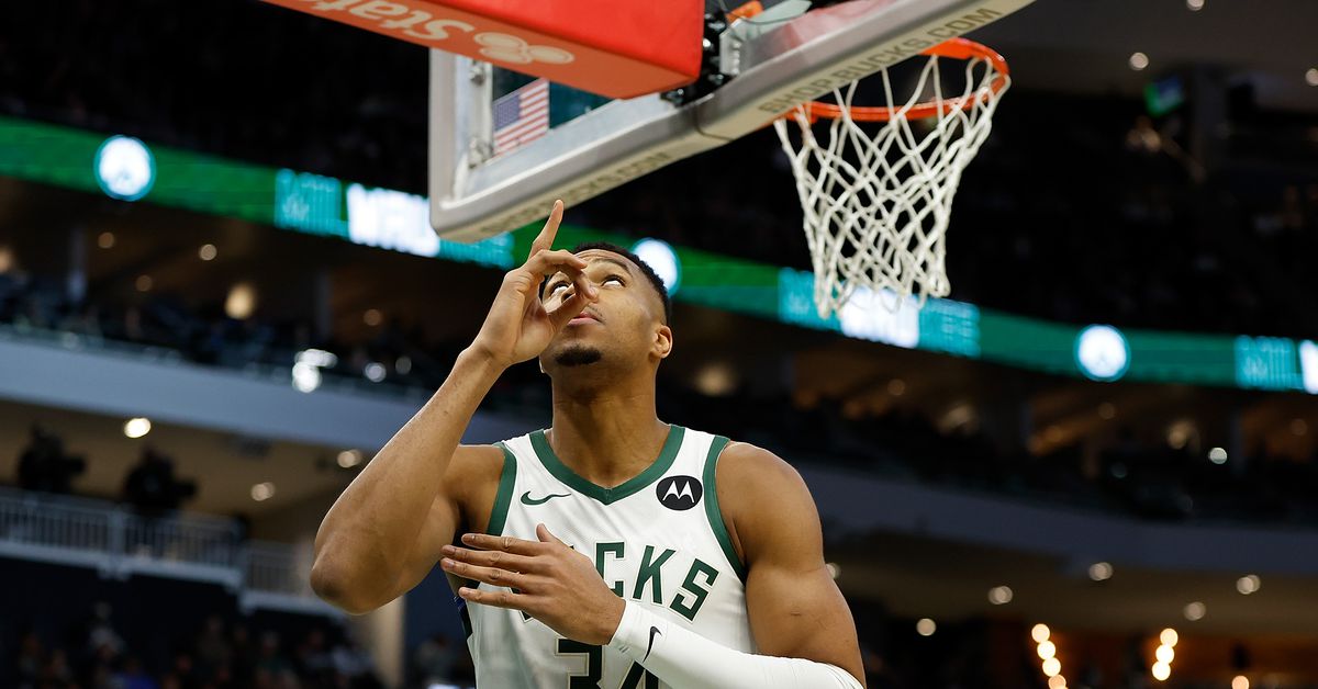 Featured image for Giannis Antetokounmpo signs $186 million extension with Bucks