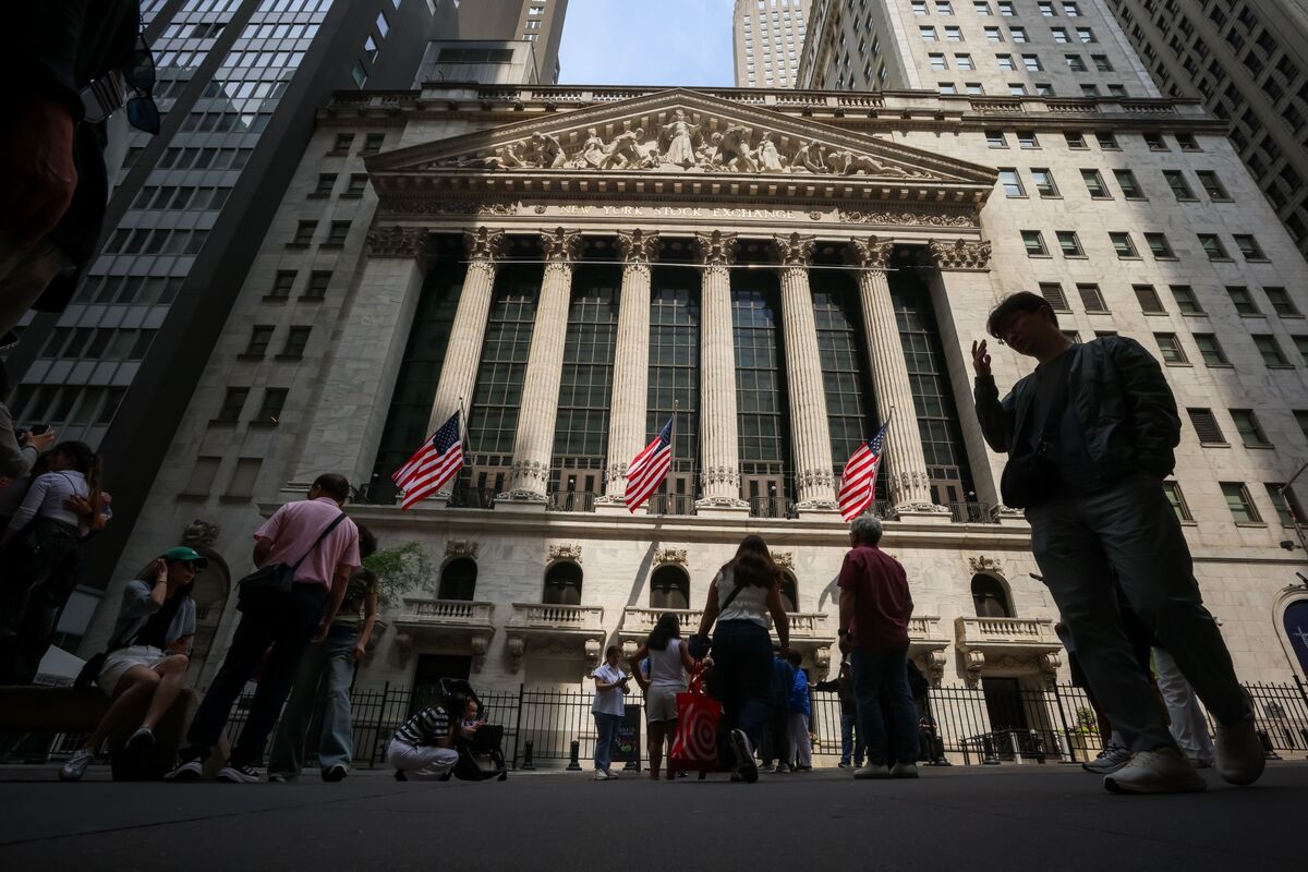 Wall Street Awaits Fed's Next Move Amid Rate Cut Uncertainty