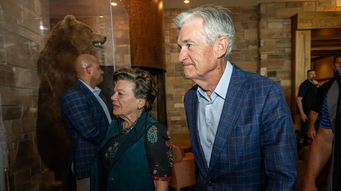 Fed's Powell Signals Possible Rate Cut Amid Strong Job Market and Market Gains