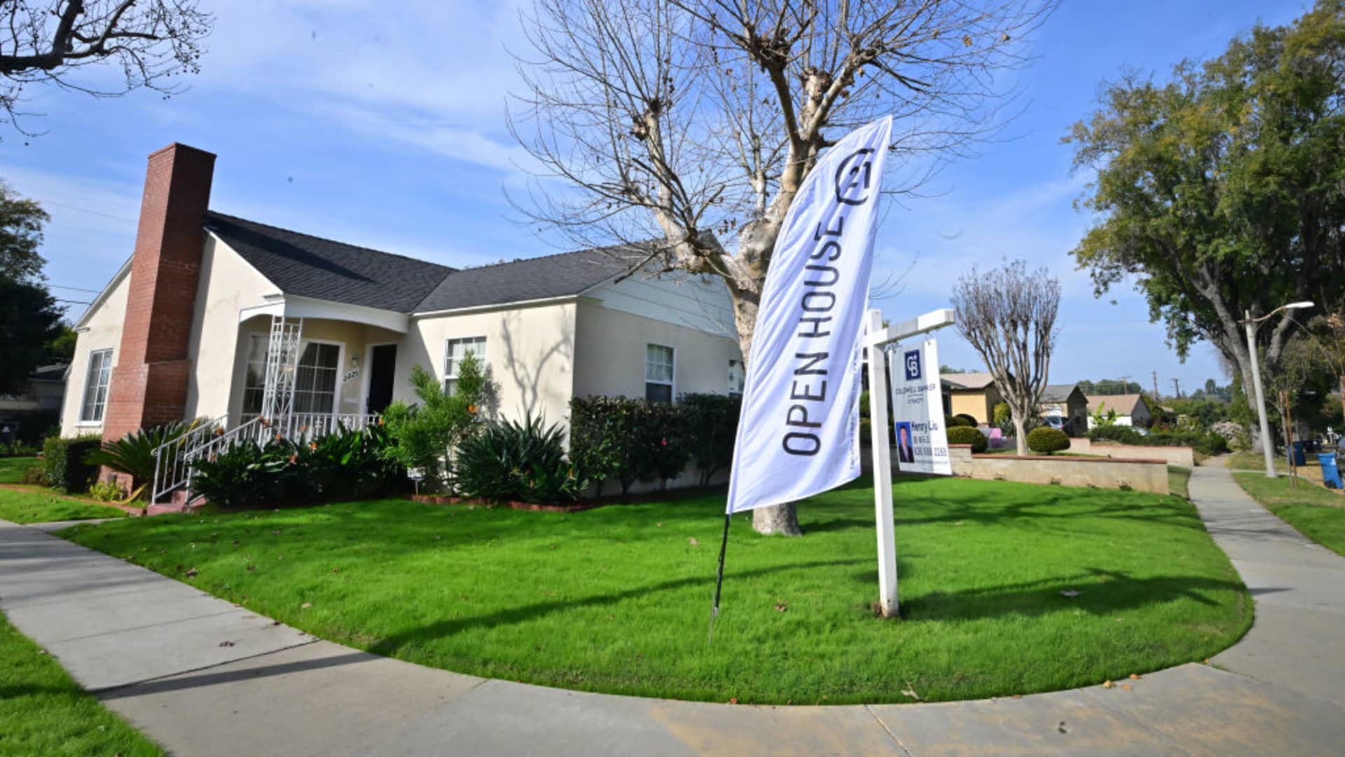 Mortgage Applications Plummet Amid Rising Interest Rates