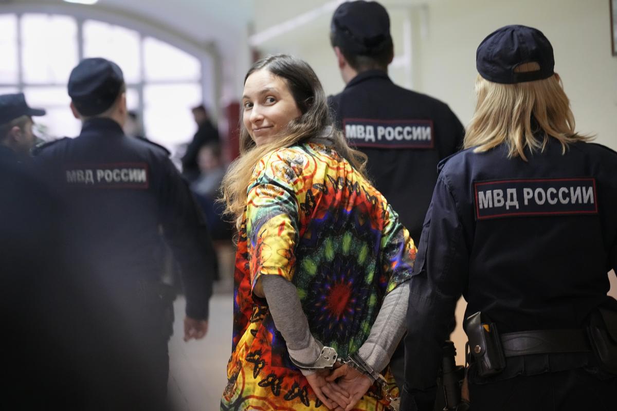 Featured image for Russian Artist Faces 8-Year Prison Term for Anti-War Supermarket Protest