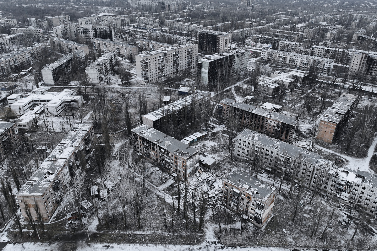 "Russian Forces Threaten Avdiivka: Ukrainian Brigade Struggles"