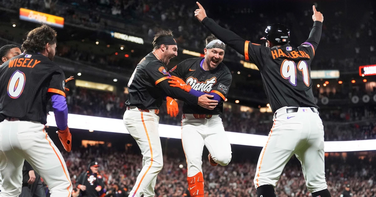 Featured image for Giants' Bailey makes history with game-winning inside-the-park home run