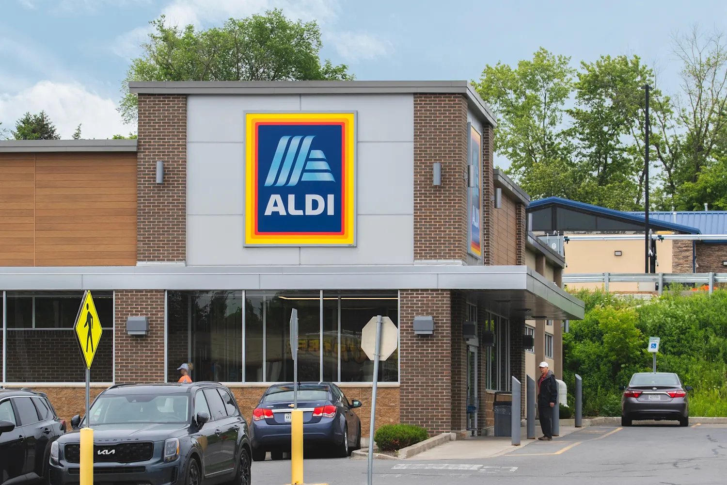 Featured image for Aldi Offers Stylish Small-Space Decor for $15