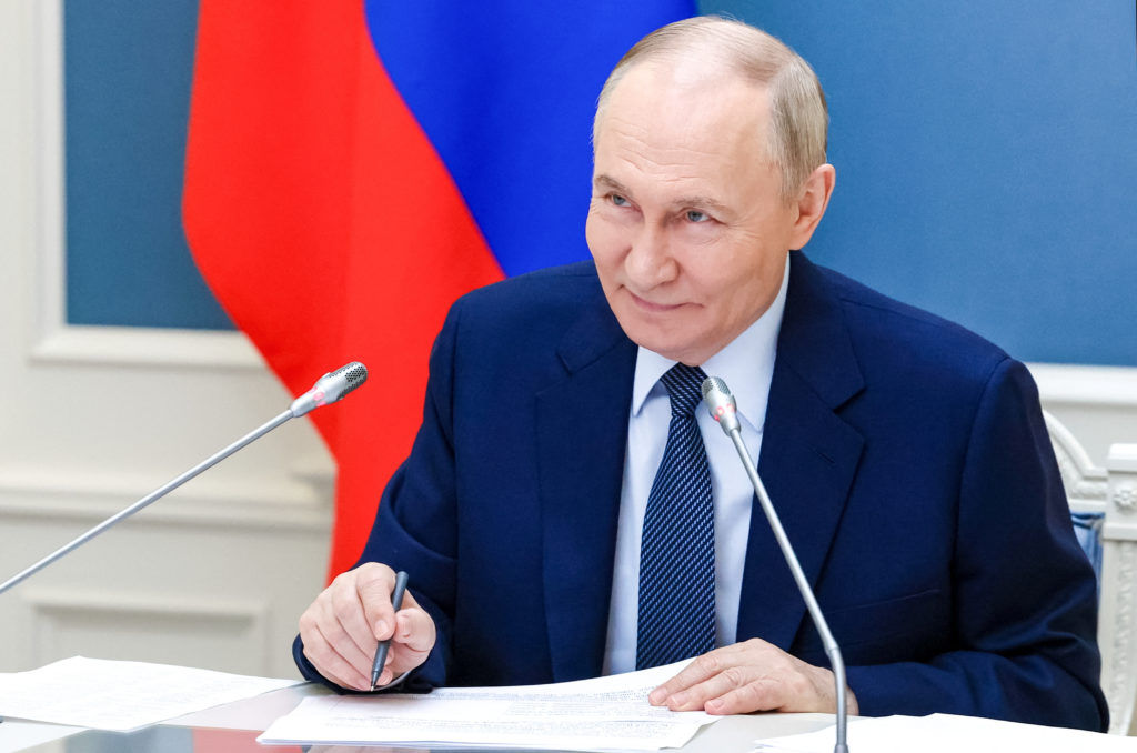 US Senators Warn of Putin's War Preparations and Push for Stronger Russia Sanctions