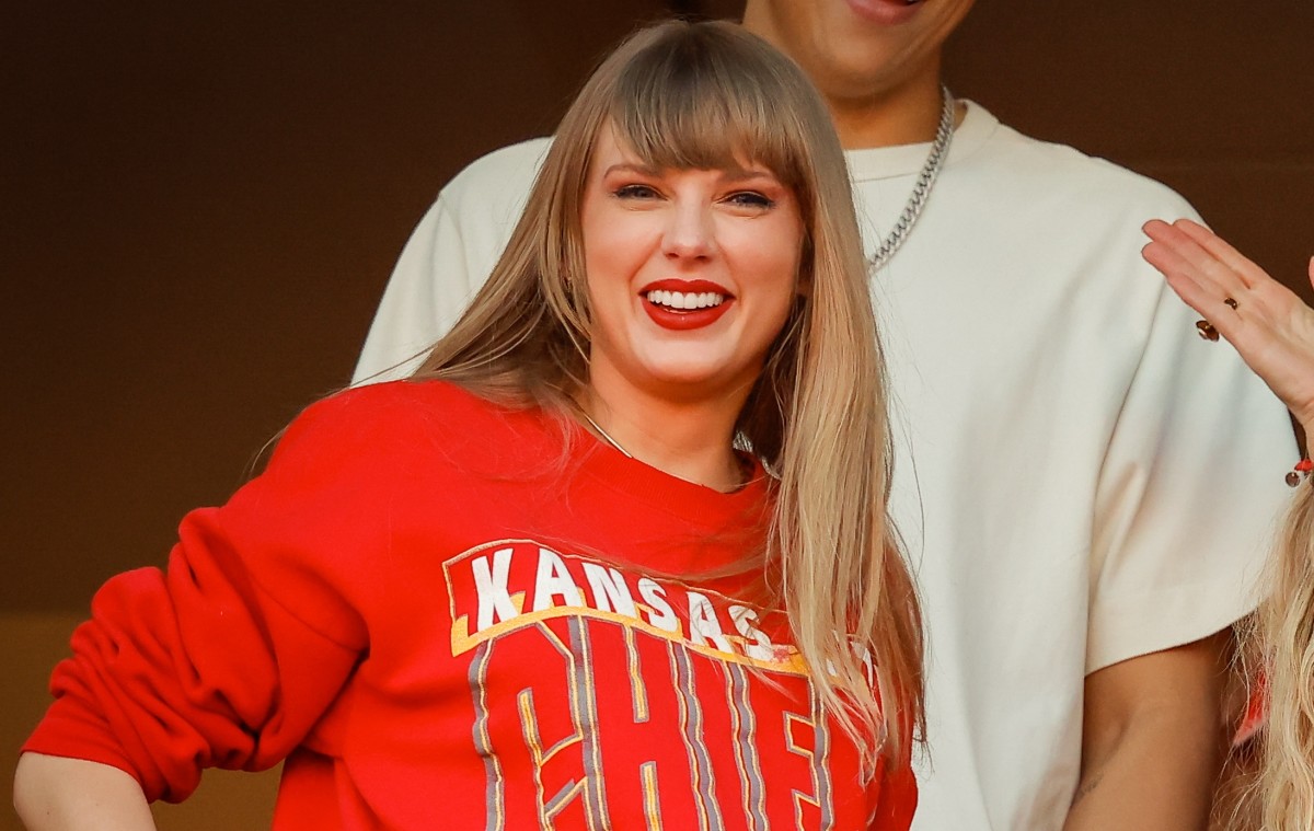 "Baltimore Ravens Fans Unveil Taylor Swift Mural as Bold Message"