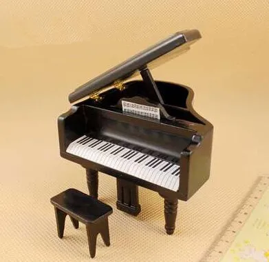 Viral duet: Pianist and violinist perform Vivaldi's 'Summer' at train station.