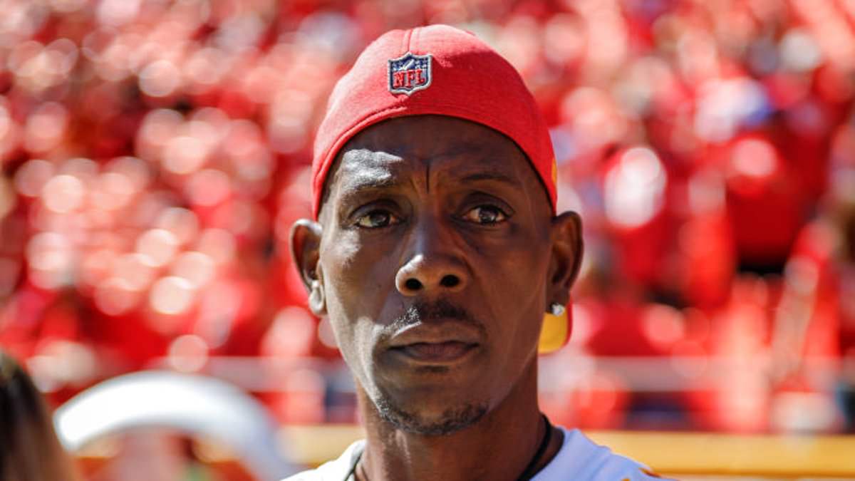 "Patrick Mahomes' Dad Prefers to Avoid Taylor Swift at Chiefs Games"