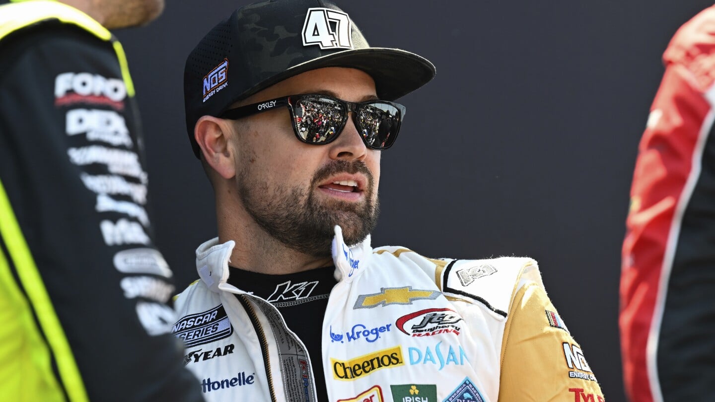 Featured image for "Elliott Criticizes NASCAR for Fining Stenhouse After Promoting All-Star Race Fight"