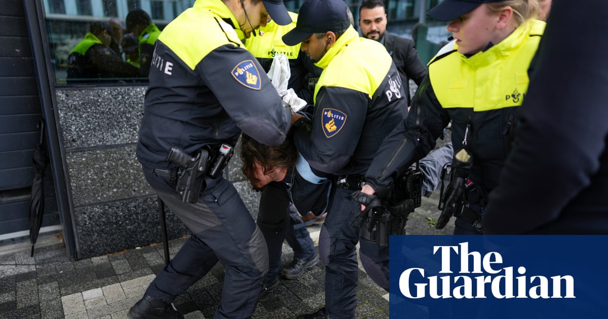 Protester charges at Macron during Netherlands visit, while France and Netherlands sign pact for innovation and growth.
