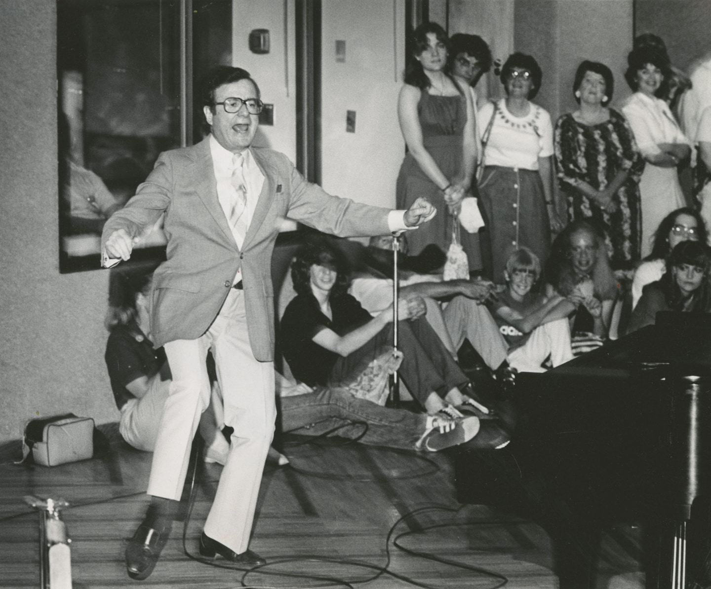 Featured image for Political Satirist Mark Russell Passes Away at 90.