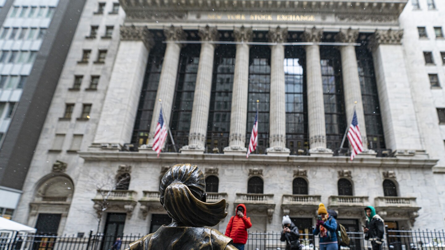 Global Stocks Rise as Tech Rally Continues and Japan's Inflation Slows