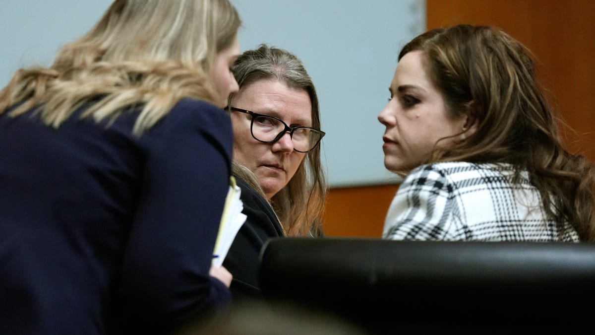 "Jury Deliberates Fate of Jennifer Crumbley in School Shooting Trial"