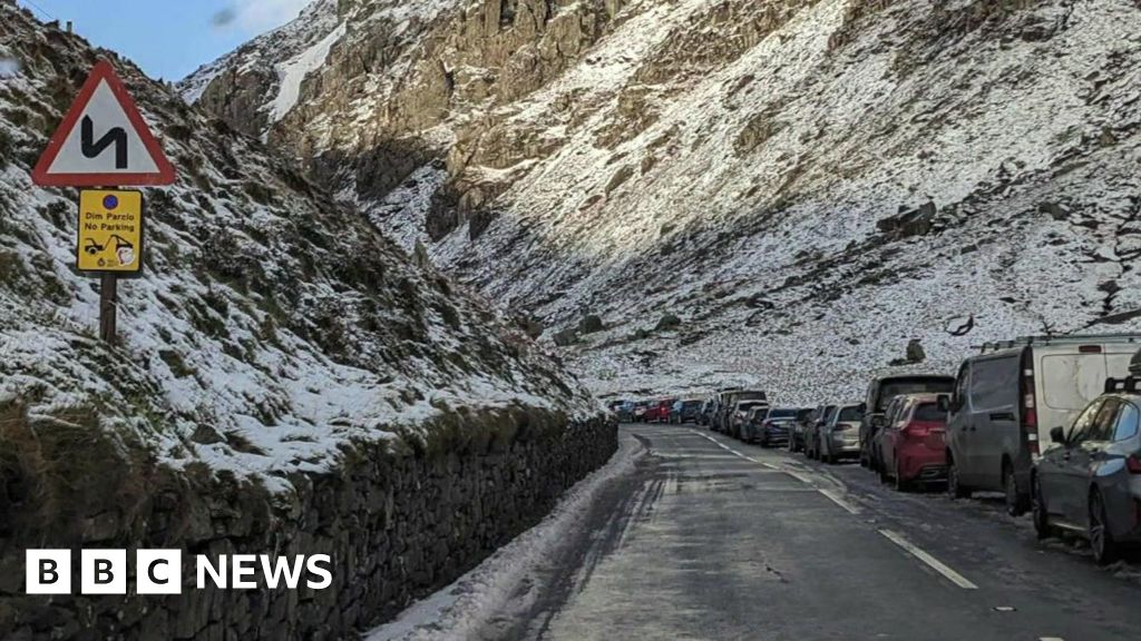 Featured image for Police Criticize Dangerous Parking in Snowy Eryri