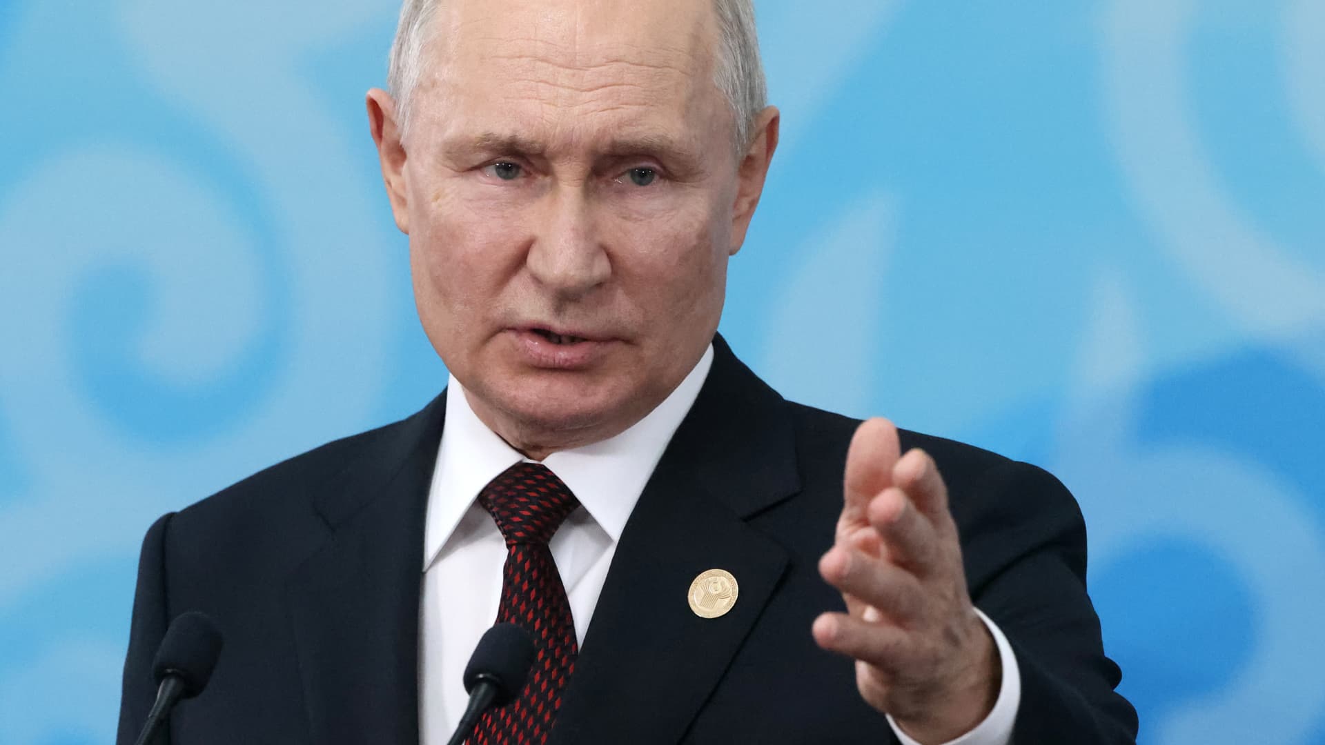 "Putin Claims Ukraine's 'Huge Losses' in Counteroffensive as West Focuses on Middle East Crisis"
