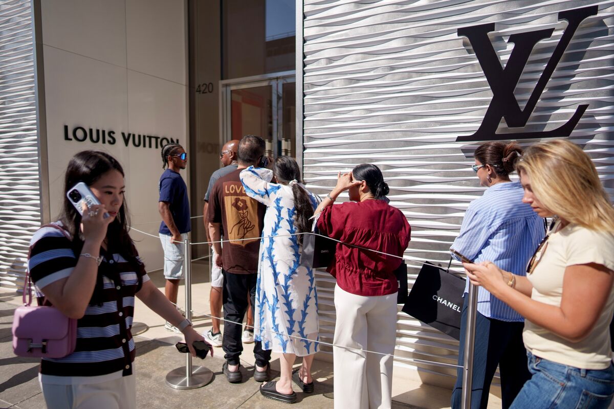 Featured image for Wealthy Americans Drive Nearly Half of US Consumer Spending