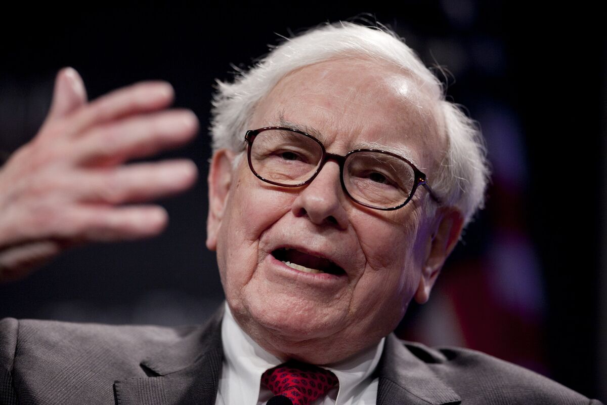Featured image for Investors Look to Warren Buffett to Beat Recession Fears Amidst Economic Predictions.