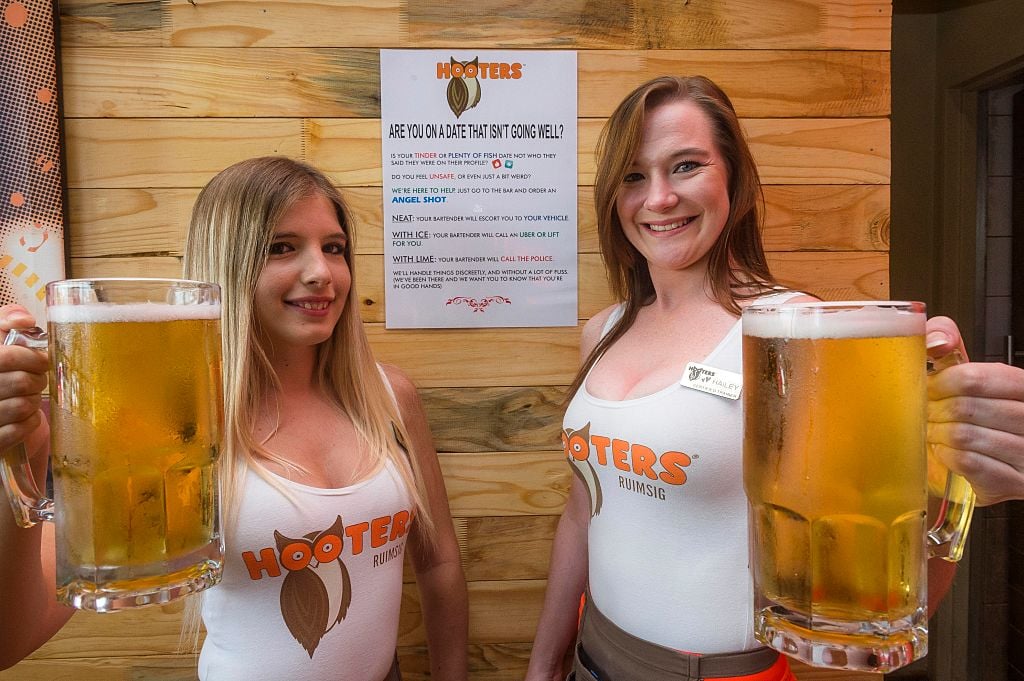 Featured image for Hooters' Bankruptcy Leads to Rebranding as Family-Friendly