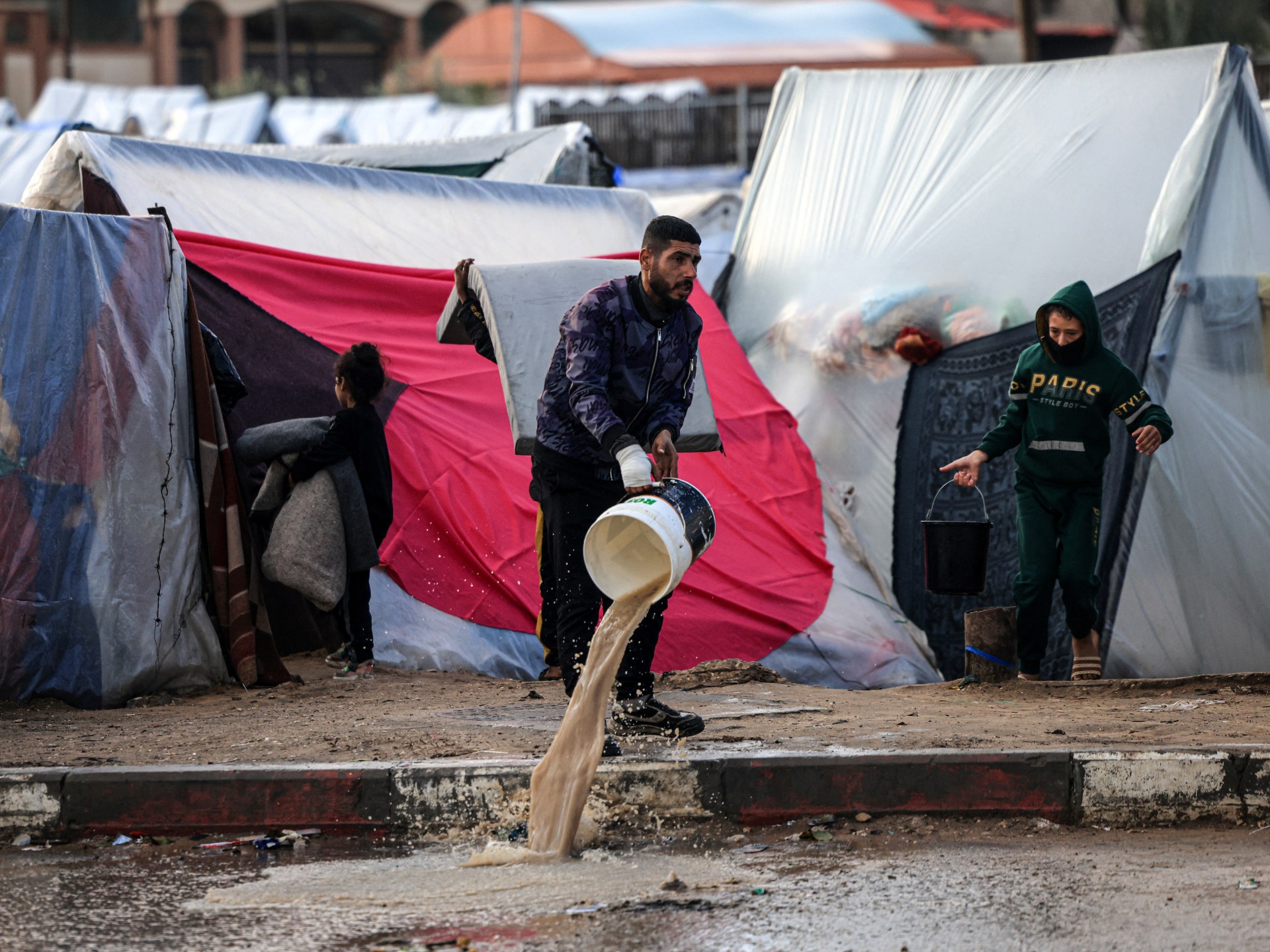 "Displaced Palestinians in Gaza Suffer as Cold and Rain Worsen Living Conditions"