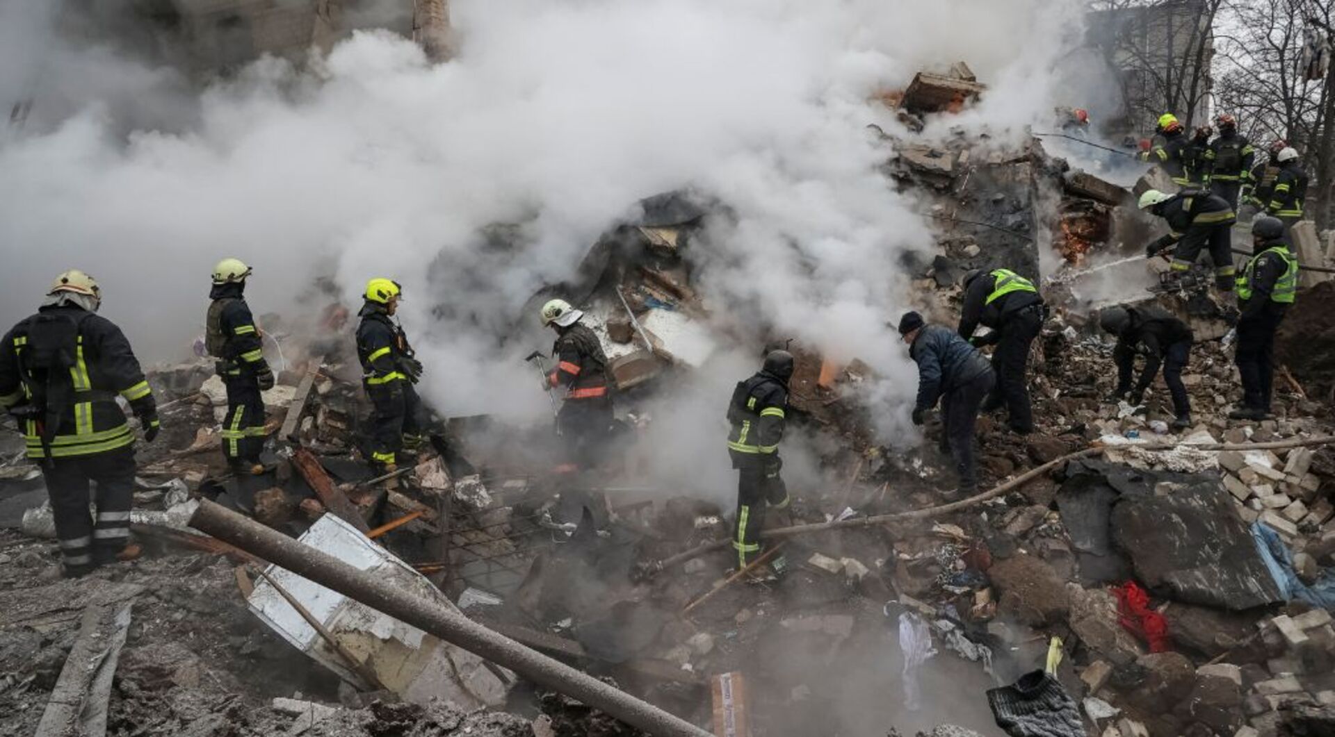 "Russian Missile Attacks Kill 18 in Ukraine, Including Strikes on Major Cities"