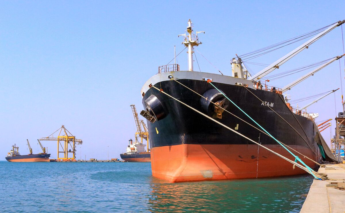 "Escalating Houthi Threats Spark Shipping Panic in Key Trade Routes"