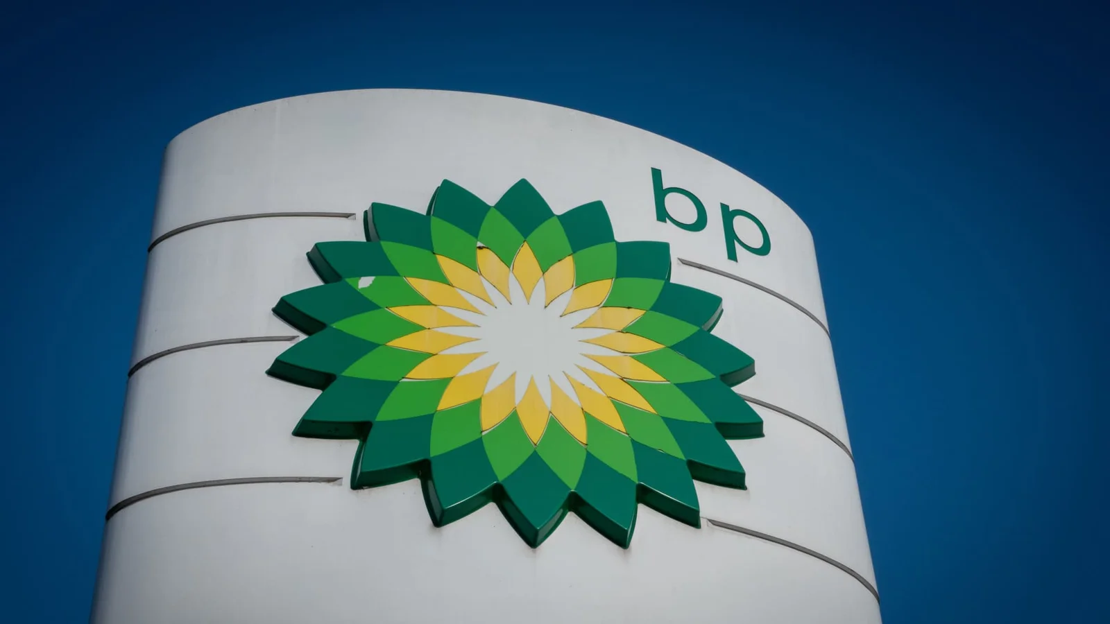 Shell in Early Talks to Acquire BP in Major Oil Deal