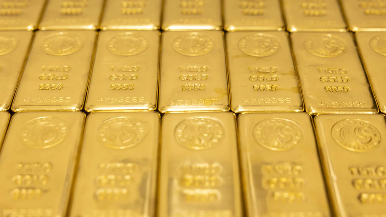 Gold hits fresh highs as tariff fears sustain safe-haven rally