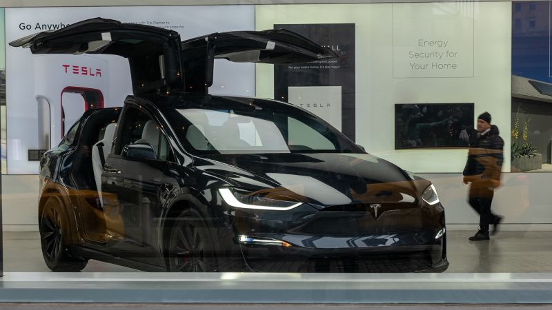 "Tesla Cars' Value Declines Despite Musk's Prediction"