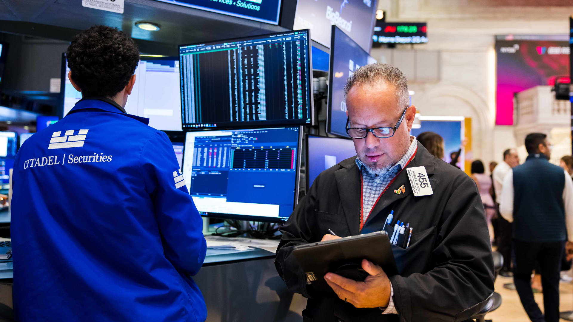 Featured image for Market Outlook: Retail Earnings, Fed Minutes, and Economic Jitters