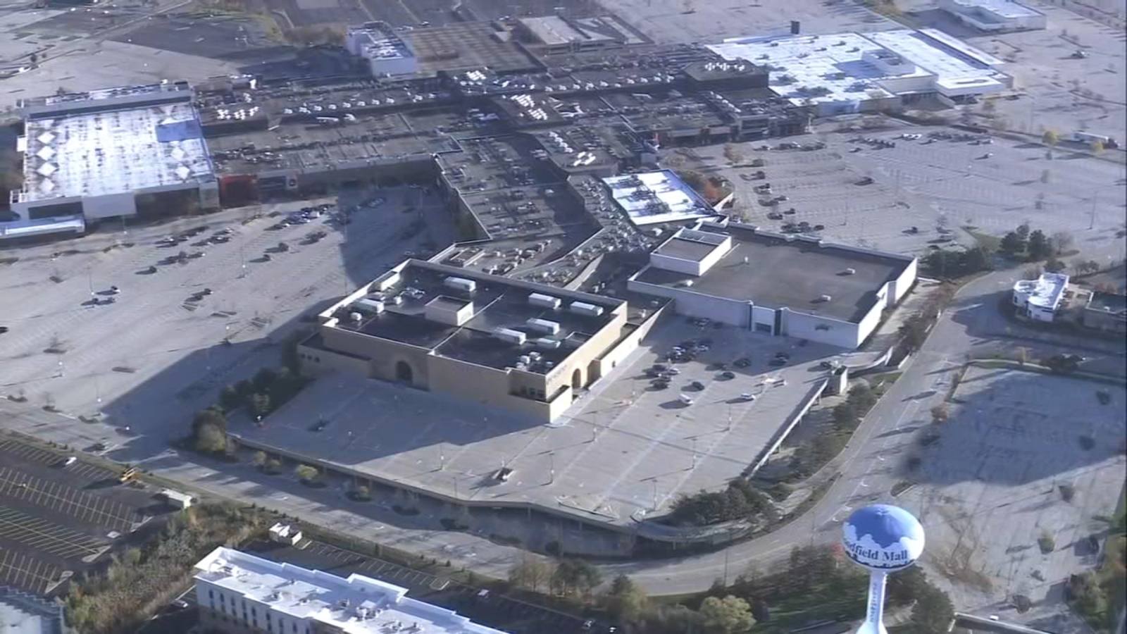 Gunpoint Robbery at Woodfield Mall Parking Lot; Suspect Spotted near Oakbrook Center