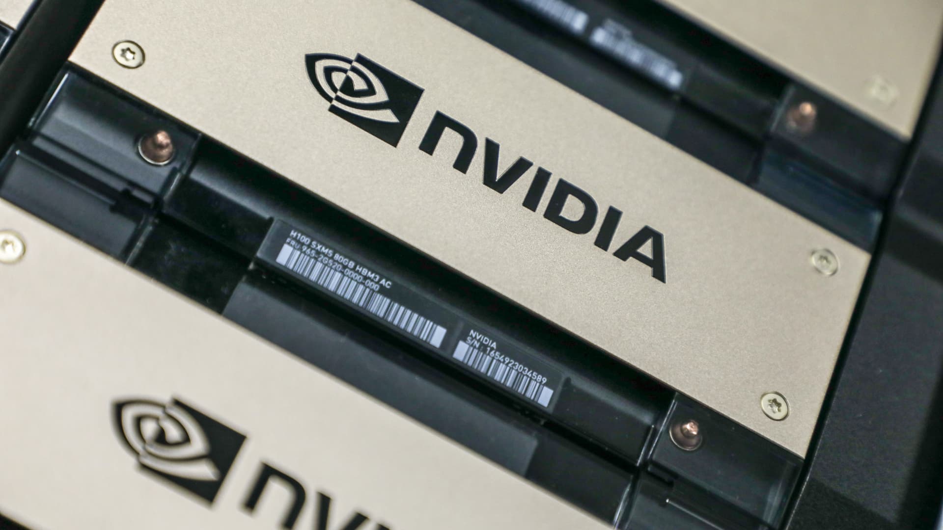Featured image for Nvidia's H200 Chip Shipments to China and U.S.-China Tech Tensions