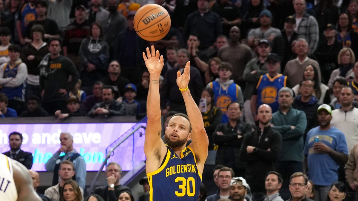 "Steph Curry and Sabrina Ionescu Face Off in Historic NBA vs. WNBA 3-Point Showdown"