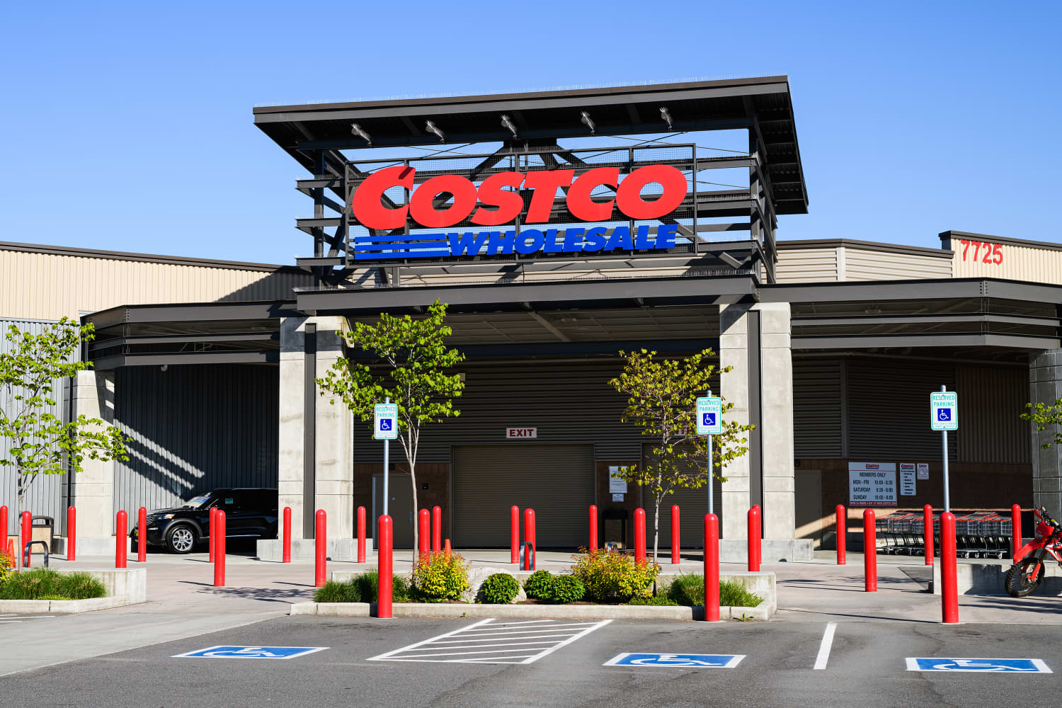 Featured image for Costco Raises Membership Fees for First Time in 7 Years