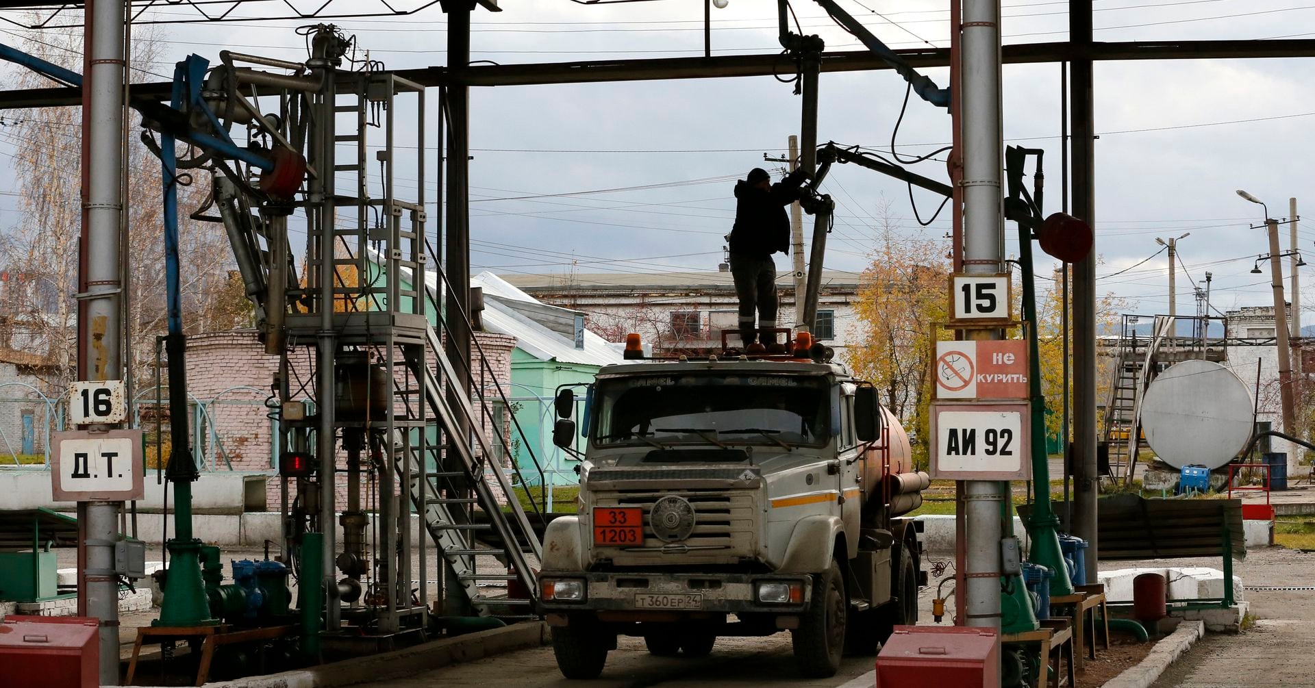 Featured image for "Russia Halts Gasoline Exports for 6 Months Amid Ukraine Strikes"