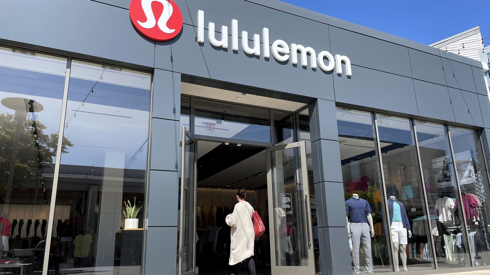 Featured image for Lululemon Founder Initiates Proxy Fight for Board Reshuffle