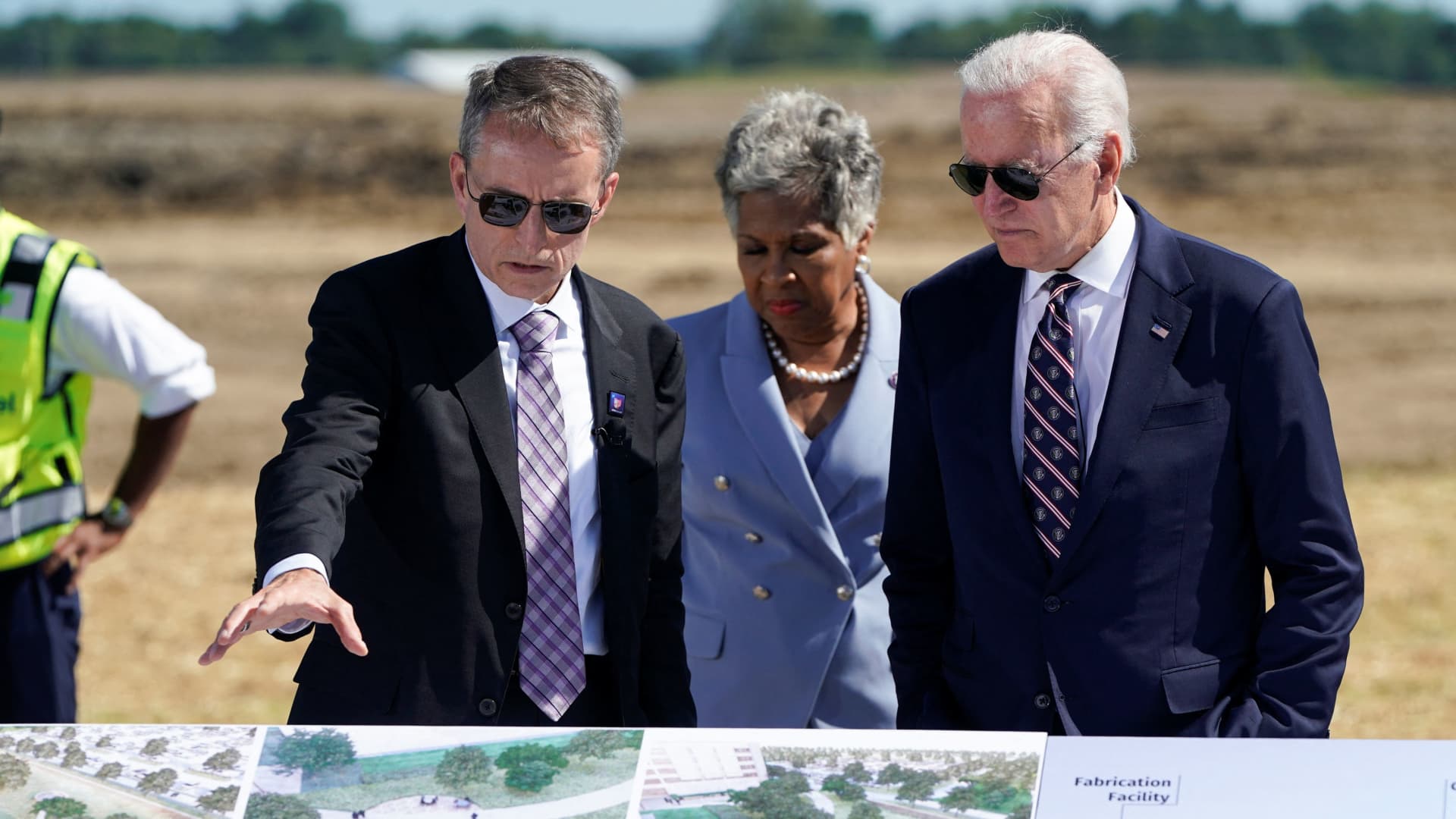 "Biden's $20 Billion Semiconductor Investment and Intel's $8.5 Billion Grants for Chip Plants"