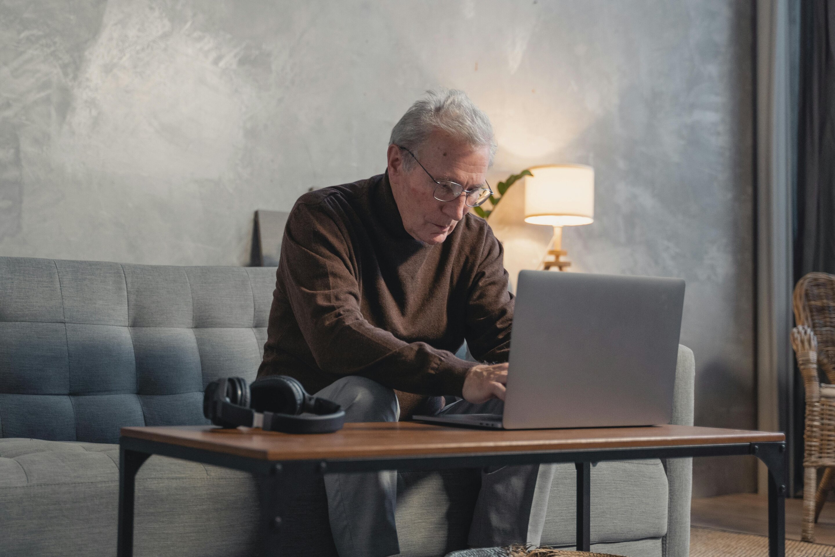 Featured image for Internet Use Boosts Mental Health in Older Adults