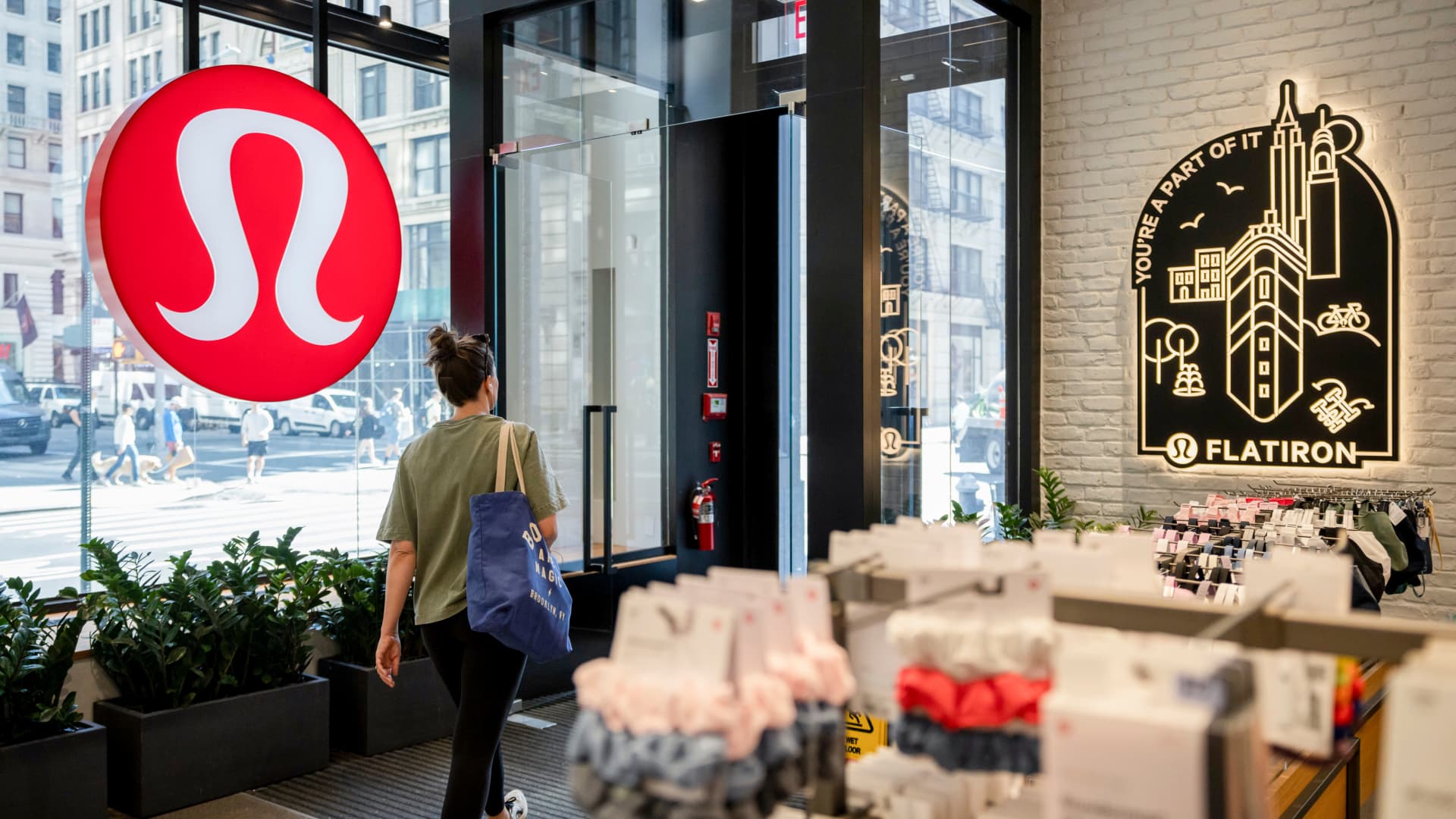 Featured image for Lululemon Stock Surges on Strong International Growth and Upbeat Outlook