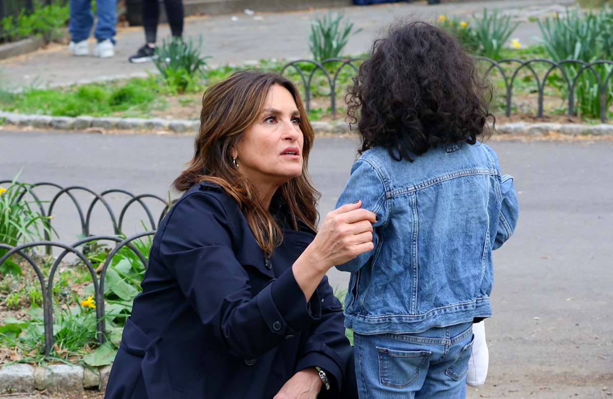 Featured image for Mariska Hargitay Assists Lost Girl Who Mistook Her for Real Cop on 'SVU' Set