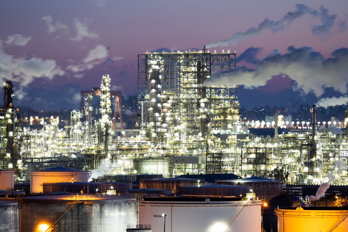 Geopolitical Tensions Propel Oil Prices to 6-Month High