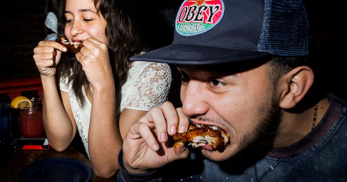 Featured image for Lawsuit accuses Buffalo Wild Wings of misleading customers with "boneless wings" label.