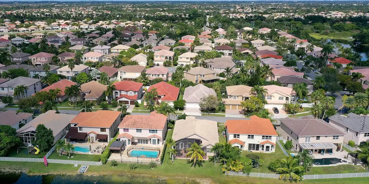 US Housing Market: Fewer Homes Selling Fast Amidst Recession and Low Mortgage Rates