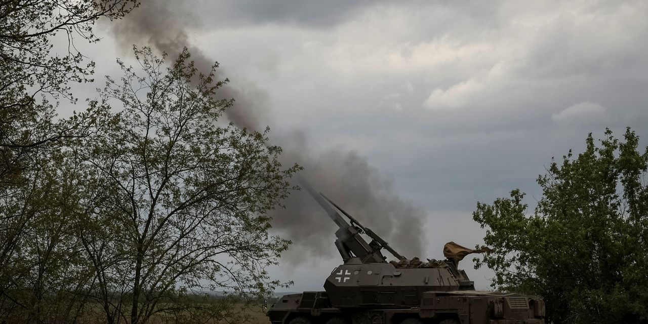 Zelensky Delays Ukrainian Counteroffensive for Strategic Advantage