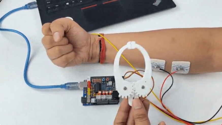 Featured image for "Muscle-Building Fun: Servo Claw Game Challenges Your Strength"