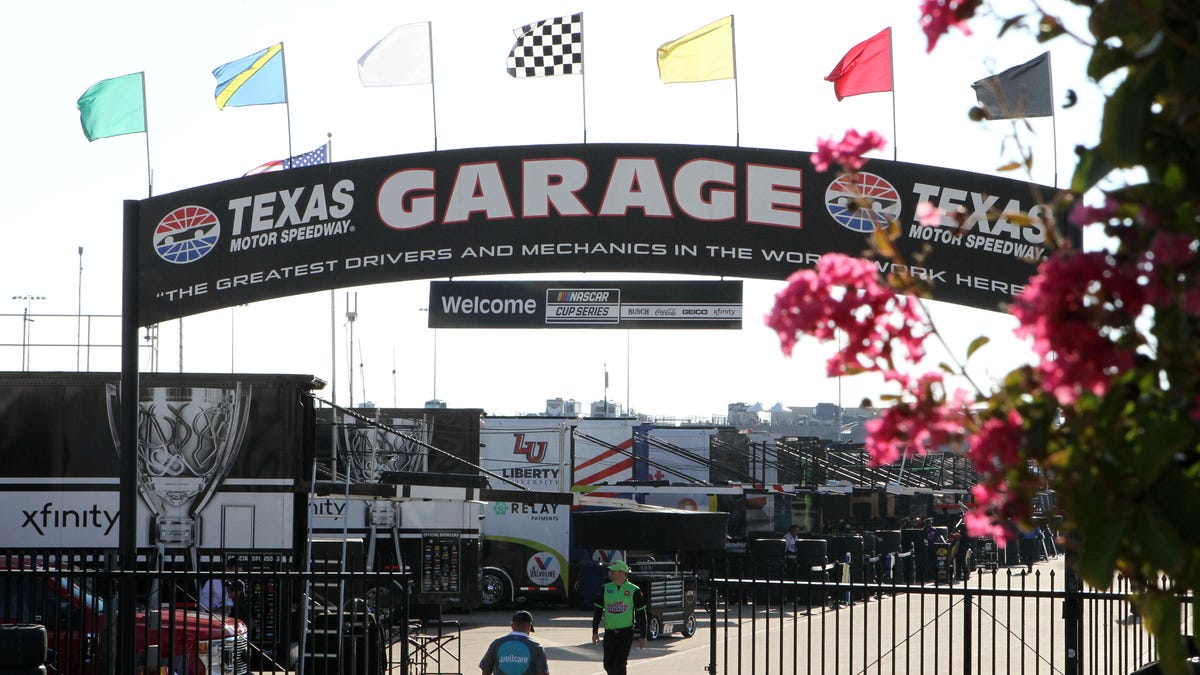 Featured image for "Recap: Kyle Larson's Wheel Mishap and Top Moments from AutoTrader EchoPark Automotive 400 NASCAR Race"